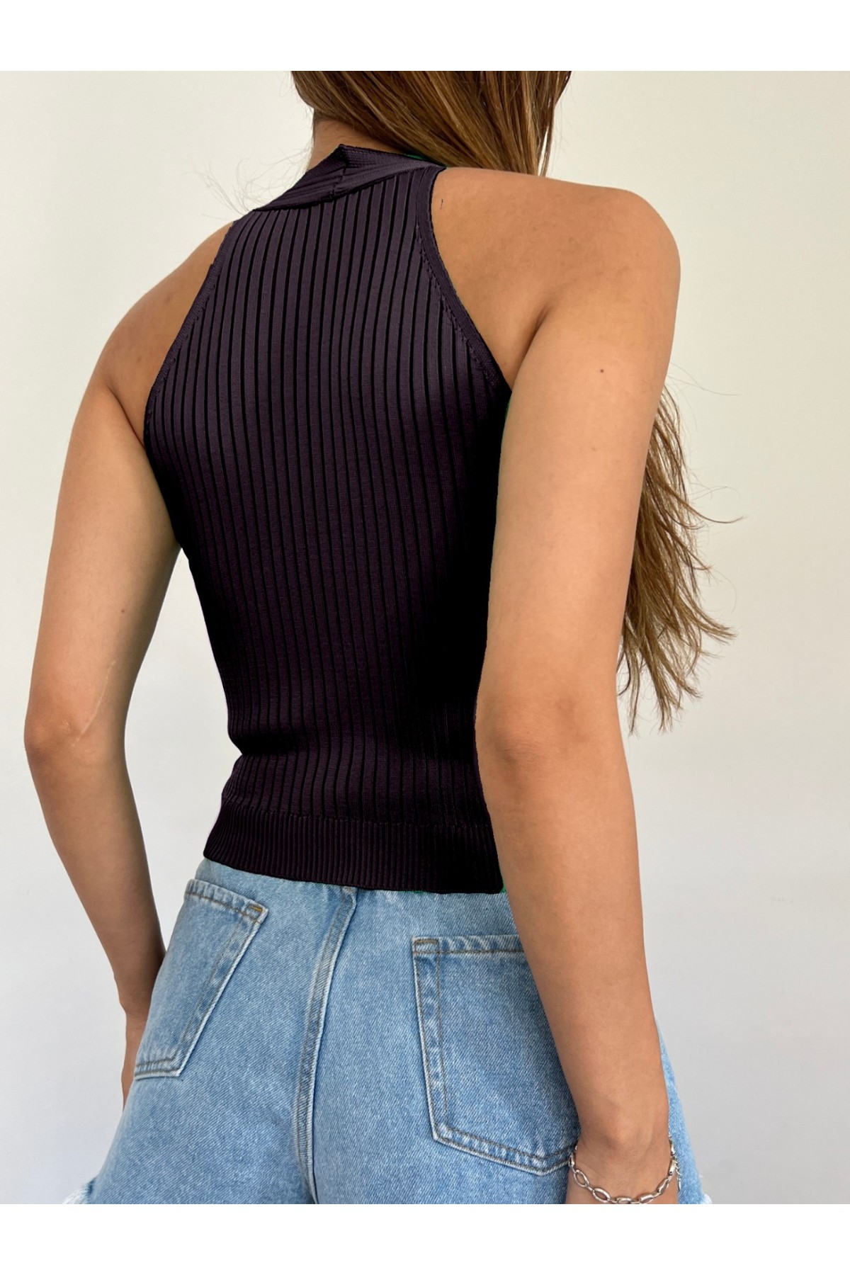 Metal Detaylı Sıfır Kol Fitilli Triko Crop Atlet -Siyah